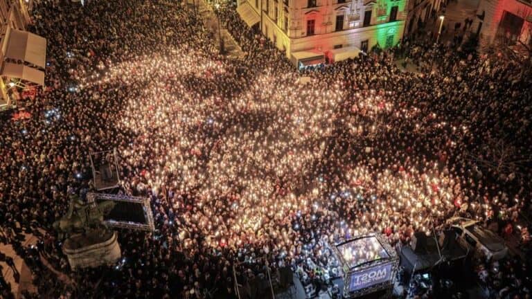 Tömeg gyűlt össze Pécsen Magyar Péter beszédére a Széchenyi téren.