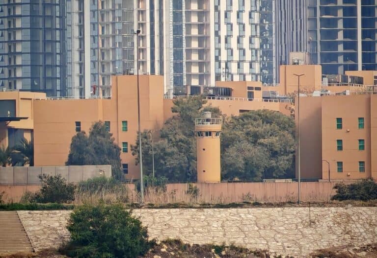 Rakéták csapódtak be az amerikai nagykövetség közelében Bagdadban.