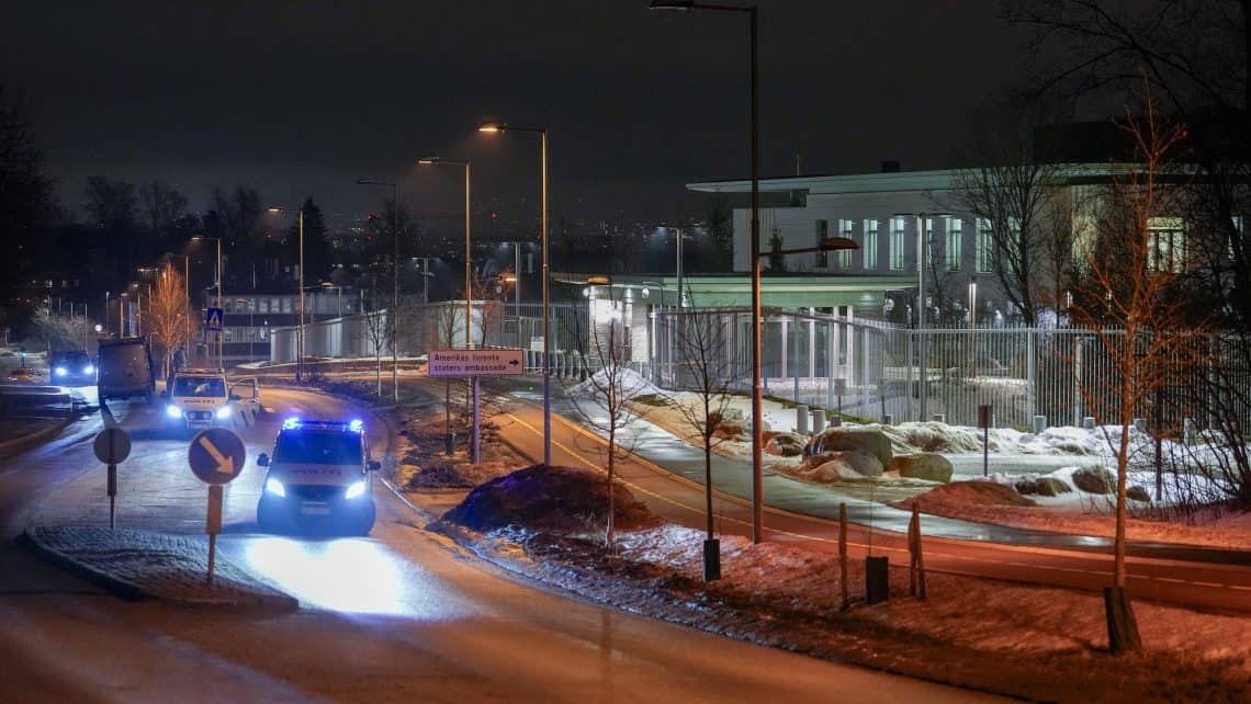 Rendőrségi járművek és fények az oslói amerikai nagykövetség közelében.