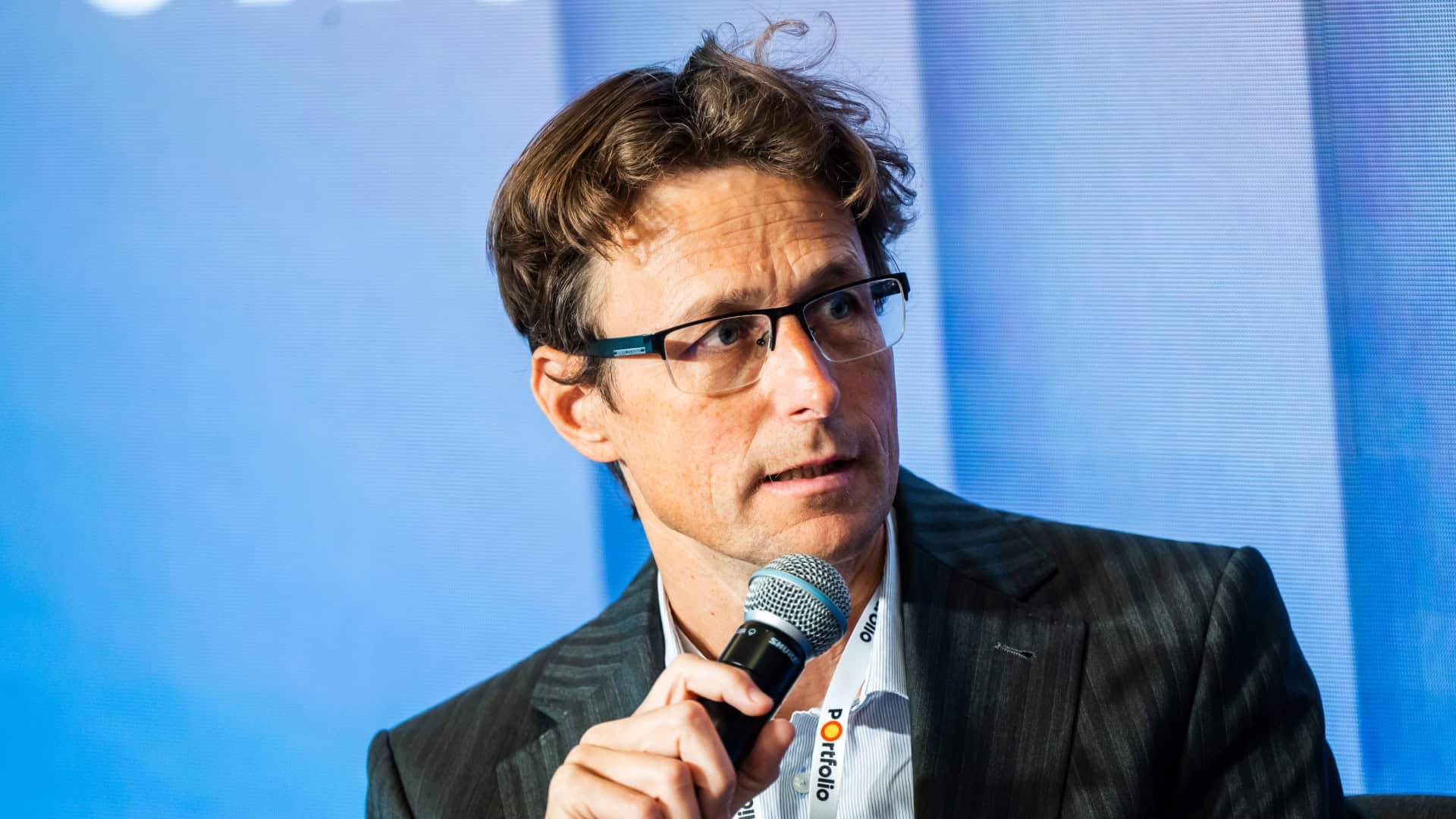 Zsiday Viktor beszél egy konferencián, mikrofont tart a kezében.