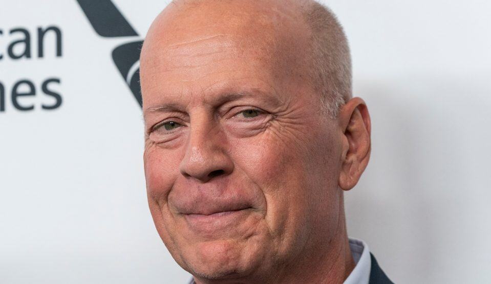 Bruce Willis arcképe, közelről, ünnepi hangulatban.