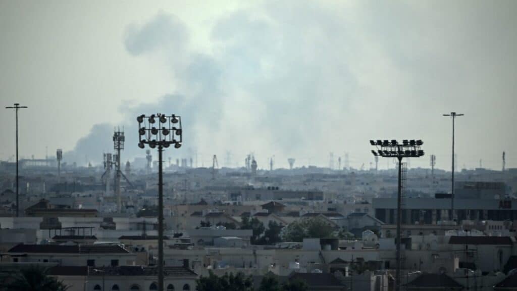 Légifelvétel Irán egyik nagy közel-keleti bázisáról, ahol a légicsapások közepette füst és por száll.