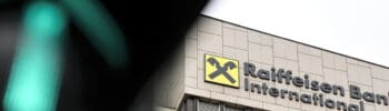 Az épület homlokzatán a Raiffeisen Bank International logója látható.