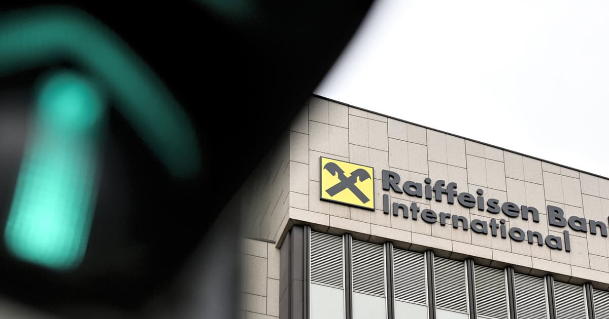 Az épület homlokzatán a Raiffeisen Bank International logója látható.