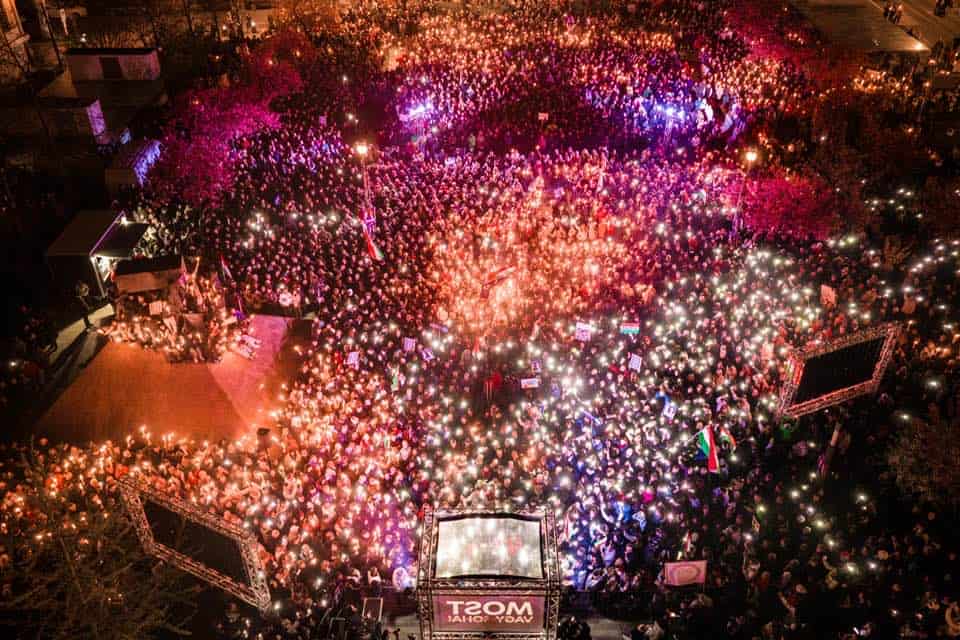 Több ezer ember gyertyákkal és fényekkel ünnepli Magyar Péter győzelmét Miskolcon.