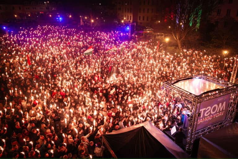 Tömeg ünnepli a rendszerváltás utáni legnagyobb választási győzelmet Nagykanizsán.
