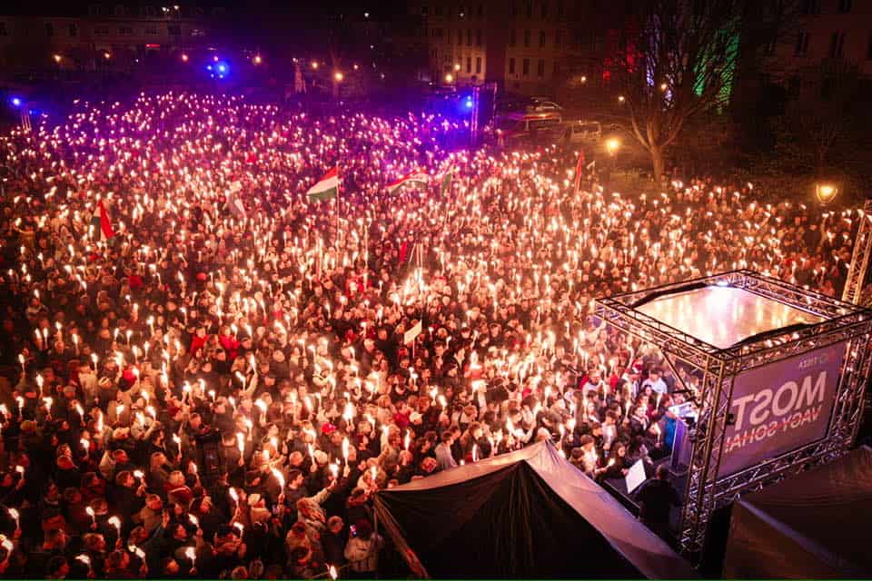 Tömeg ünnepli a rendszerváltás utáni legnagyobb választási győzelmet Nagykanizsán.