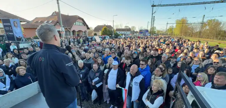 Magyar Péter beszédet mond egy nagy közönség előtt Ráckevén.