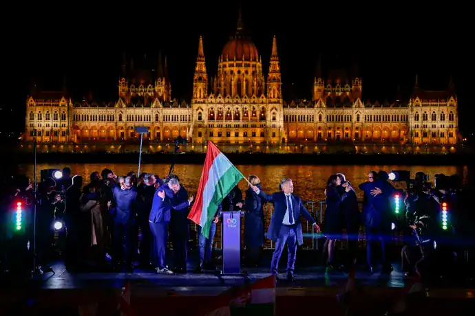 Politikai vezetők és újságírók a Parlament előtt, a Tisza Párt győzelmét ünnepelve.