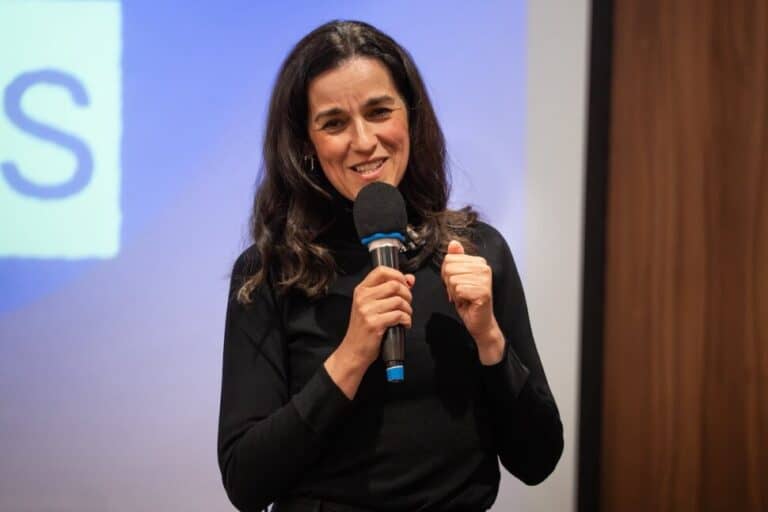 Orbán Anita nyilatkozik mikrofonba beszéd közben.