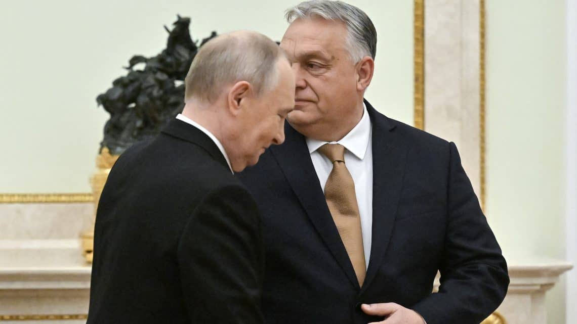 Putyin és Lukasenko egymással beszélget egy hivatalos eseményen.