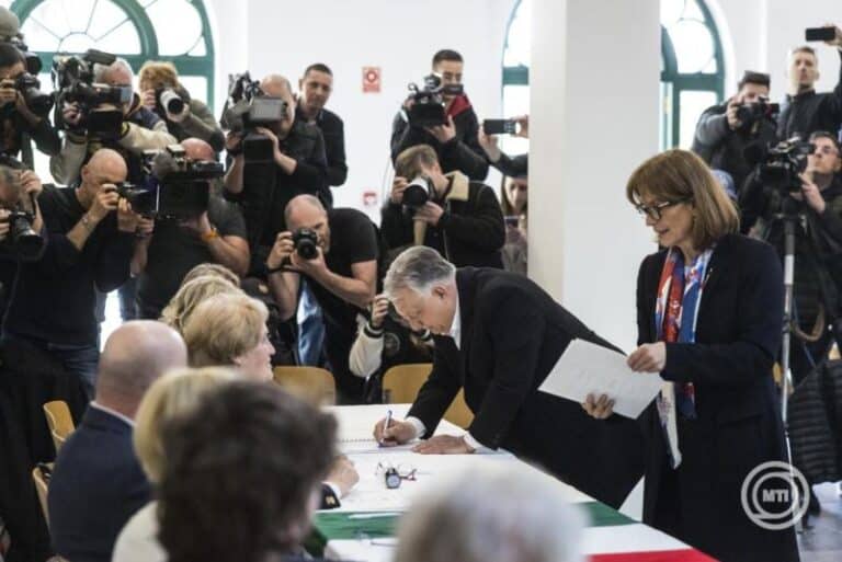 Politikai szereplők és újságírók a választási bizottság előtt.