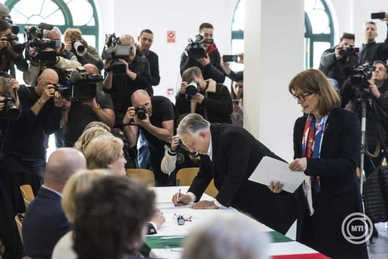 Politikai szereplők és újságírók a választási bizottság előtt.