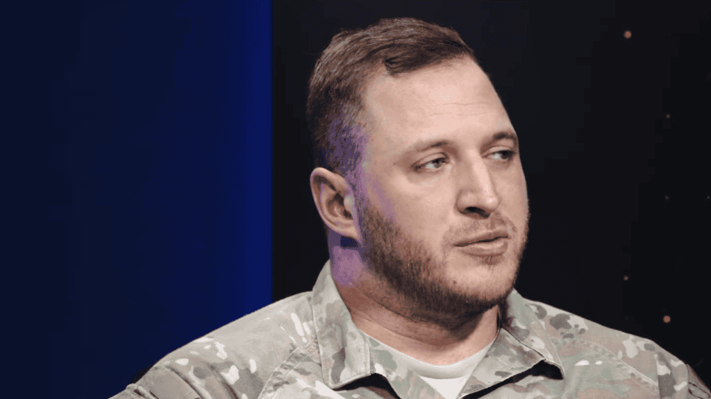 Orbán Gáspár katonai egyenruhában, komoly arckifejezéssel.