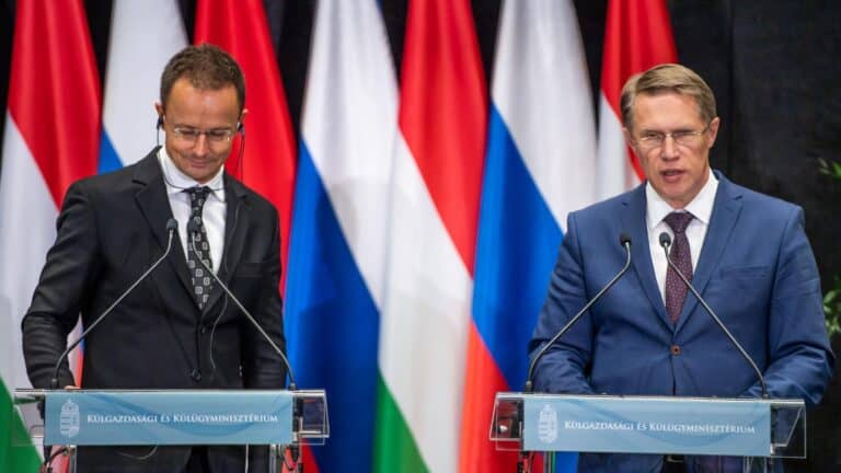 Kormánytagok aláírják a titkos 12 pontos együttműködési megállapodást a Putyin-rezsimmel.