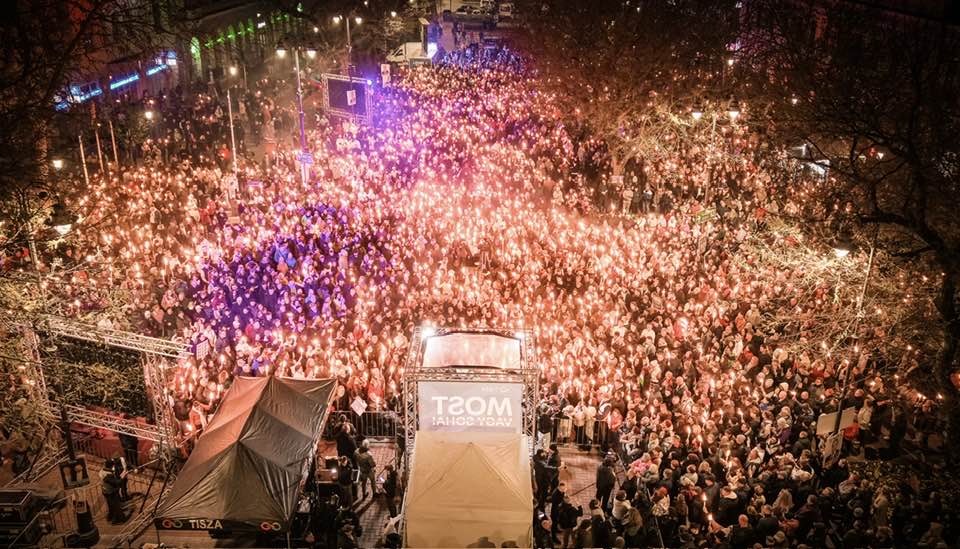 Nagy tömeg gyűlt össze a koncerten Békéscsabán, ahol Péter Magyar szónokolt.