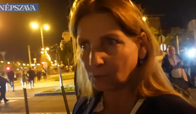 Magyar Pétert gyalázó személy a piliscsabai utcán, sötétben, esti fények mellett.