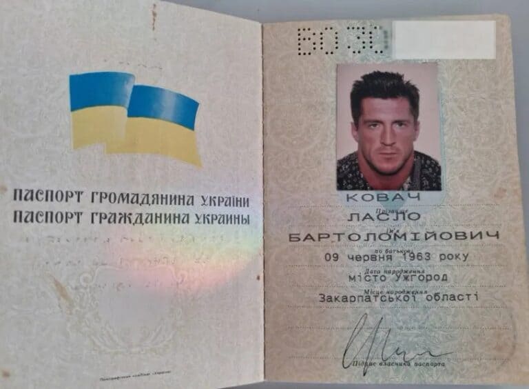 Ukrán útlevél, személyi adatok és fénykép látható.