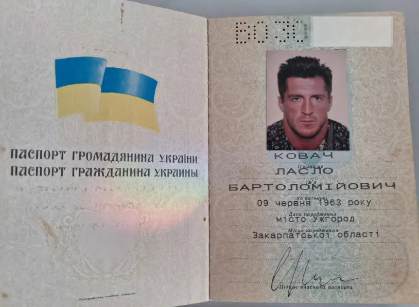 Ukrán útlevél, személyi adatok és fénykép látható.