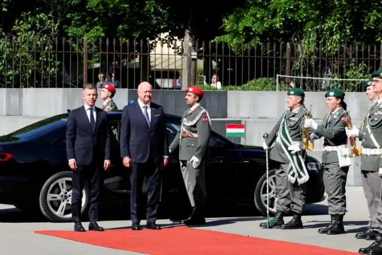 Magyar katonák és diplomaták az ünnepi fogadáson, vörös szőnyegen, hivatalos eseményen.