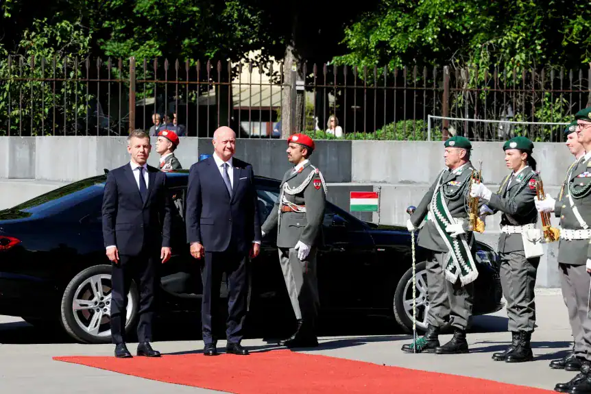 Magyar katonák és diplomaták az ünnepi fogadáson, vörös szőnyegen, hivatalos eseményen.