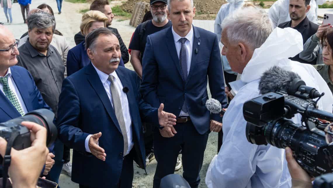Politikai beszélgetés külföldi és magyar vezetőkkel szabadtéri eseményen.