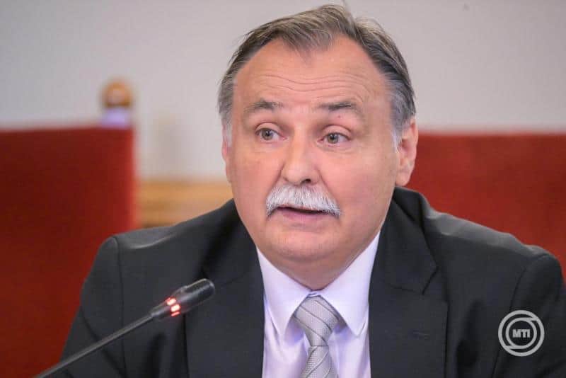Magyar politikus beszél egy konferencián, mikrofon előtt.