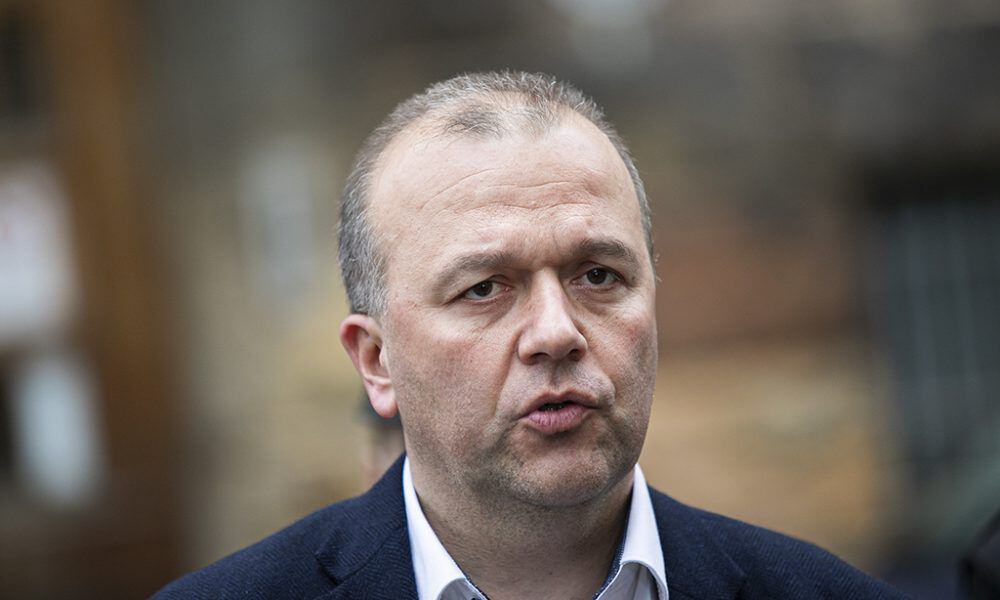 Magyar férfi beszél nyilvános eseményen, közelről fotózva.