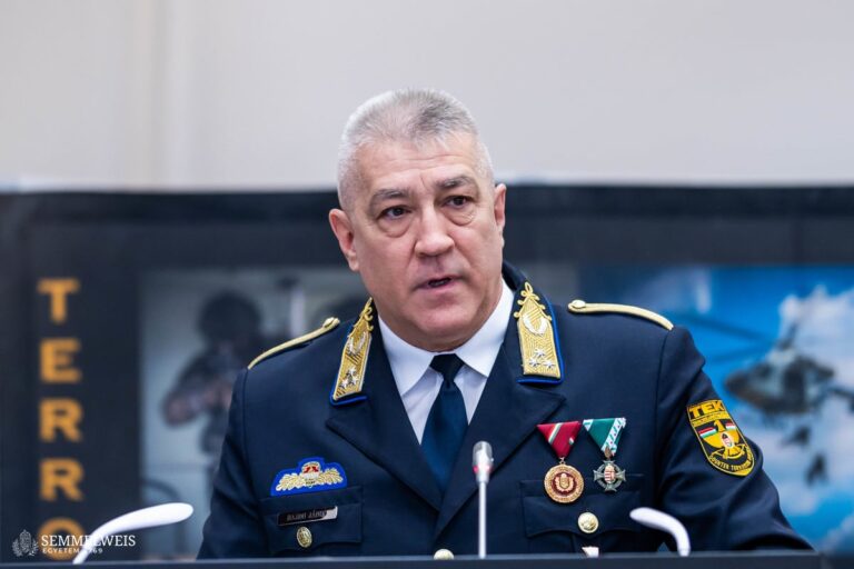 Magyar katonai tiszt, egyenruhában beszél egy sajtótájékoztatón.