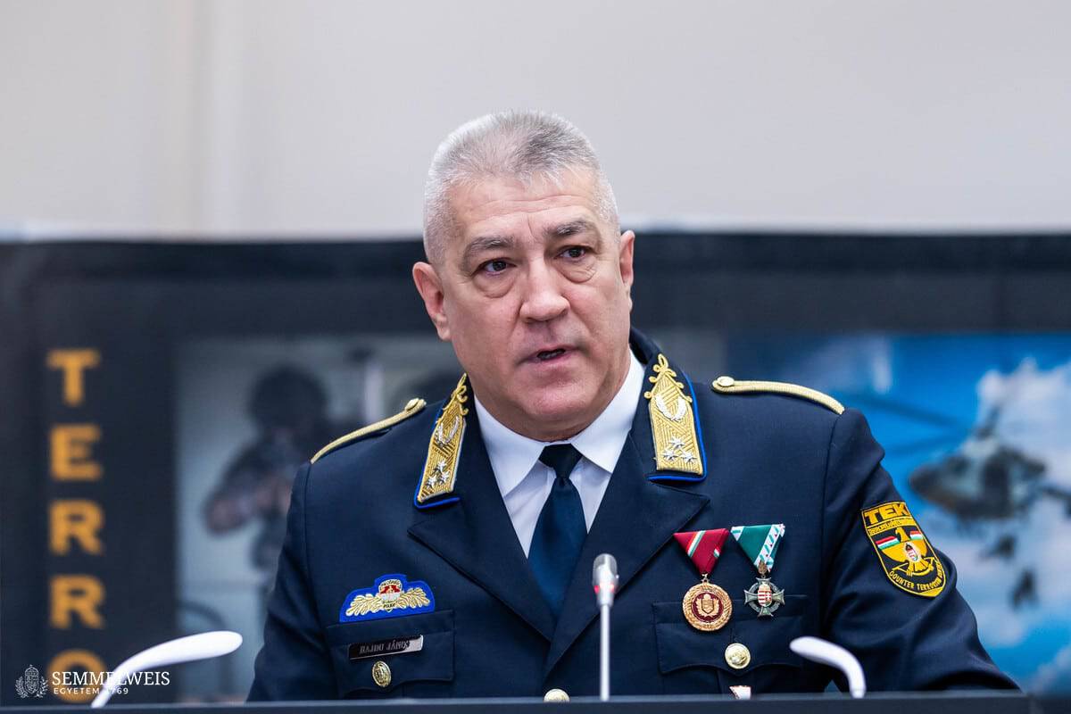 Magyar katonai tiszt, egyenruhában beszél egy sajtótájékoztatón.