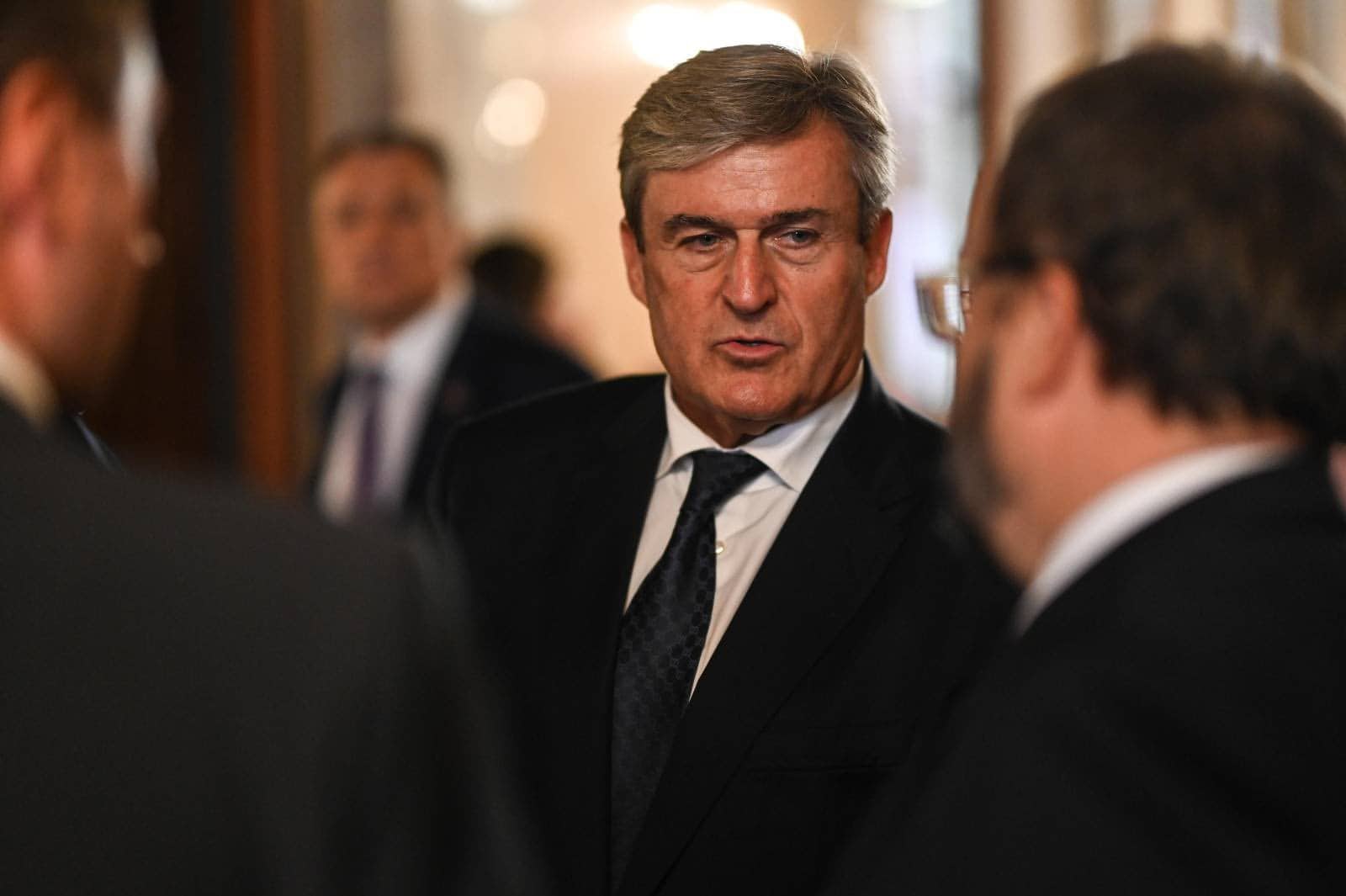 Kapitány István beszélget más politikusokkal egy eseményen.