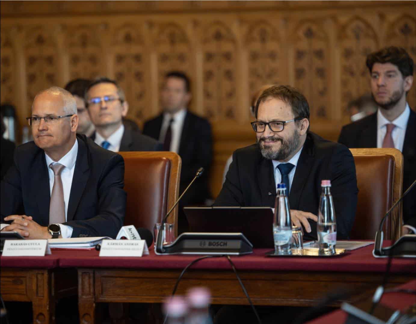 Kármán András beszél a gazdaságpolitikai irányváltásról Magyarországon.