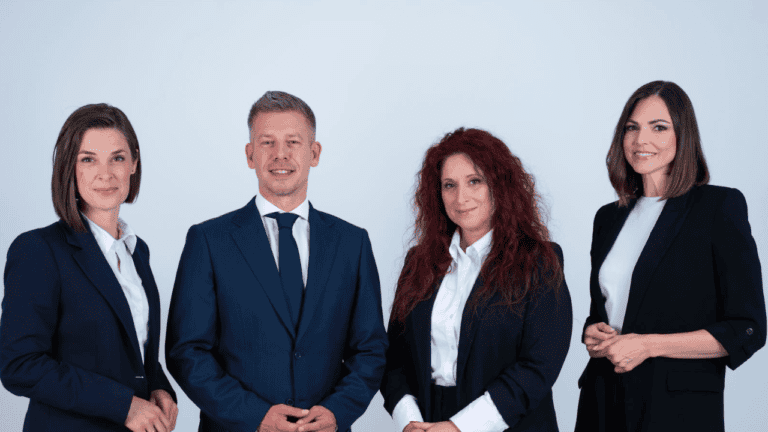 Három új kormányszóvivő bemutatása Magyar Péter által, Szondi Vanda, Magyar Éva és Köböl Anita a nyi.