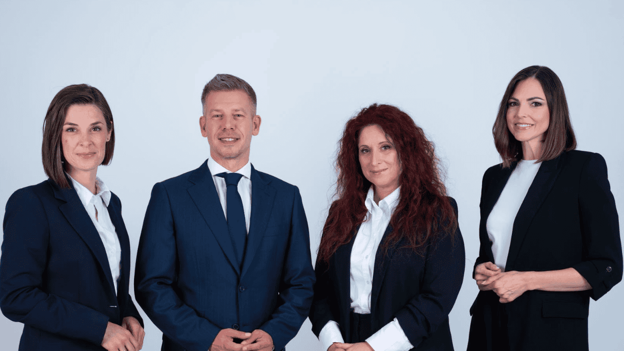 Három új kormányszóvivő bemutatása Magyar Péter által, Szondi Vanda, Magyar Éva és Köböl Anita a nyi.