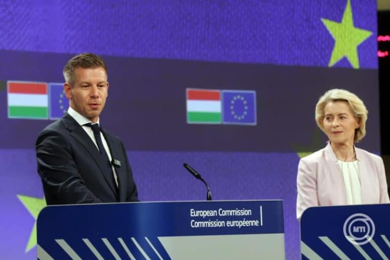 Budapesti sajtótájékoztató az Európai Bizottság képviselőivel, magyar és EU zászlókkal a.
