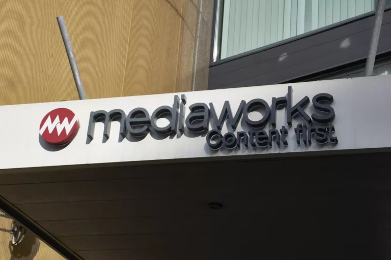 Guruló milliárdok: több mint 10 milliárd forint ment a Balásy-cégtől a Mediaworksnek a választás előtt