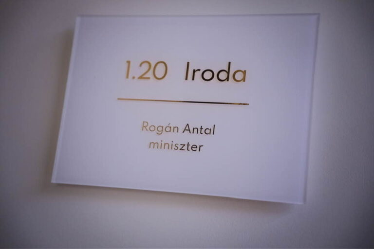 Irodai ajtó jelzőtábla Rogán Antal miniszter nevevel.