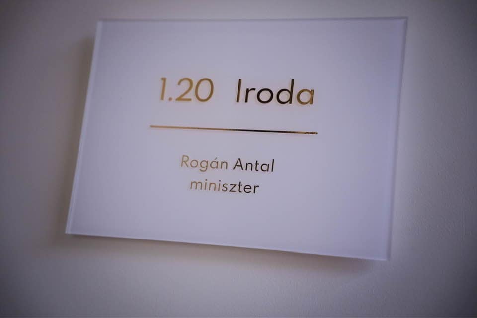 Irodai ajtó jelzőtábla Rogán Antal miniszter nevevel.
