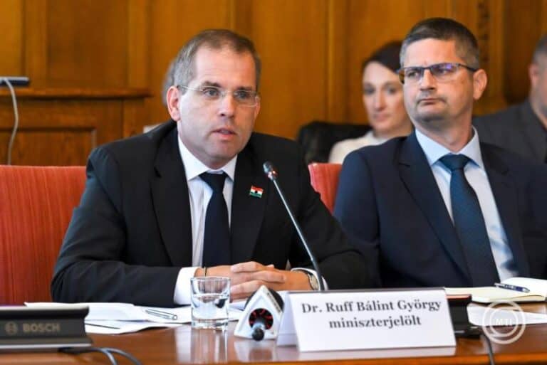 Ruff Bálint György miniszterjelölt a parlamenti ülésen.