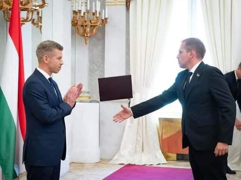 Magyar politikusok kézfogása egy hivatalos ceremónián.