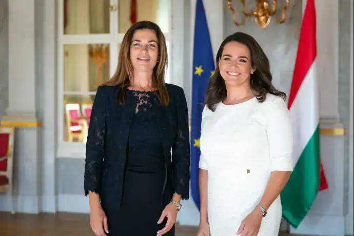 Magyar politikusok találkozója, háttérben az EU és Magyarország zászlaja.