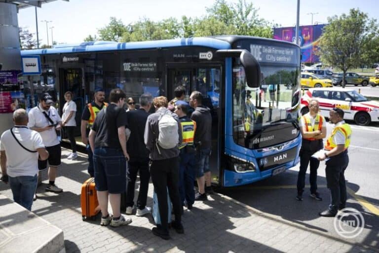 Emberek a busz előtt a városi közlekedésben, utasok és biztonsági személyzet.