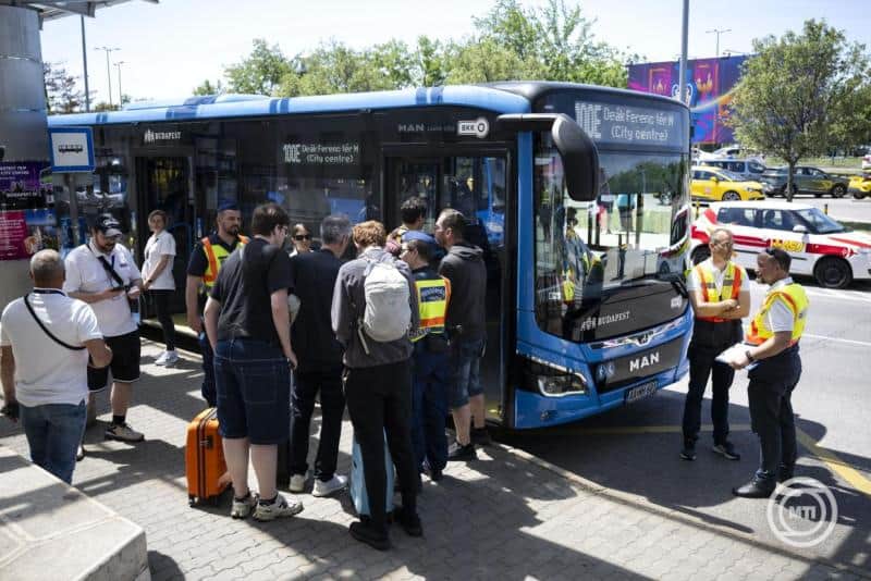 Emberek a busz előtt a városi közlekedésben, utasok és biztonsági személyzet.