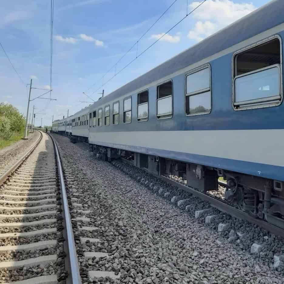 Vasúti szerelvény mozgásban, modern vonat az állomáson.