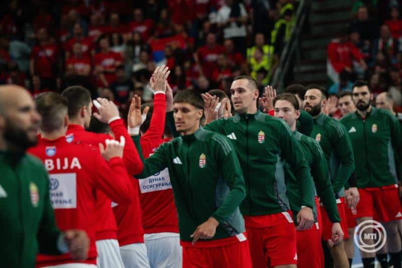 Magyar válogatott játékosok kezet fognak az ellenféllel a mérkőzés előtt.