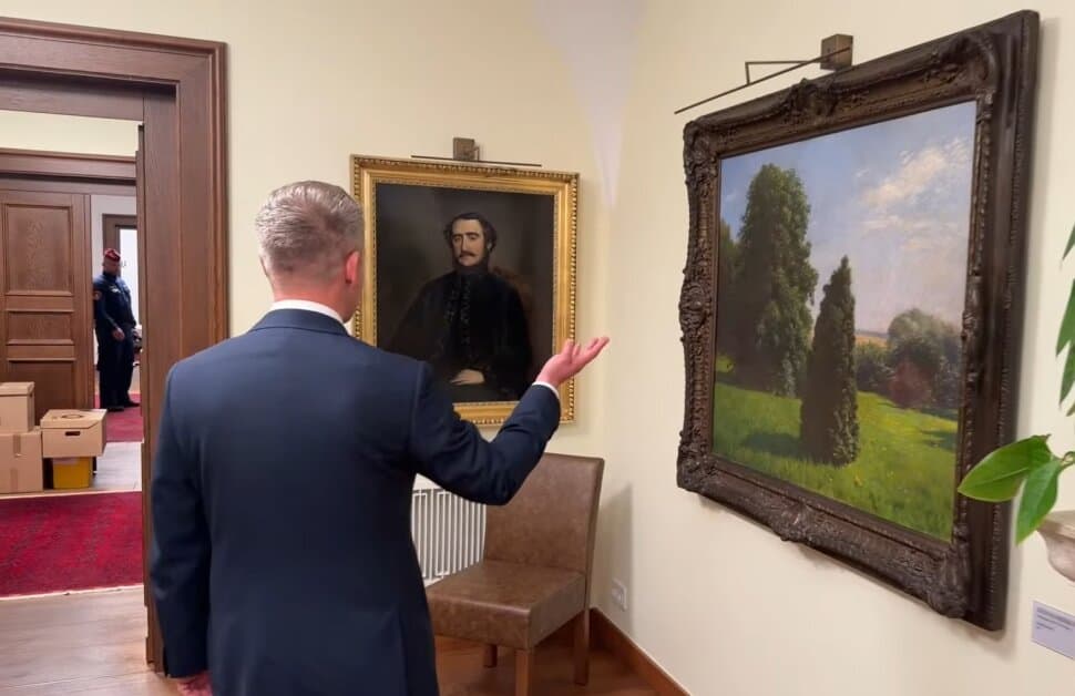 Egy férfi nézi a Karmelita-kápolnában kiállított festményeket.