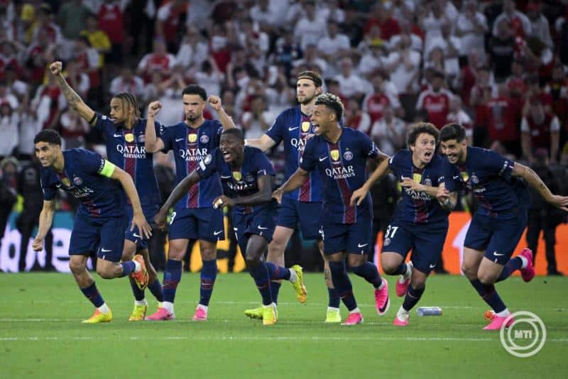 Barcelonai futballisták ünnepelnek a pályán a mérkőzés után.