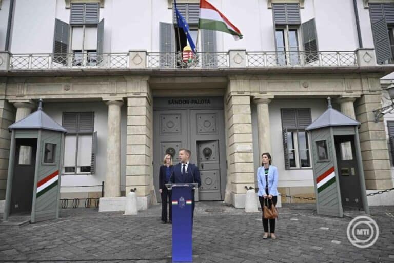 Magyar politikusok sajtótájékoztatója az Országház előtt.