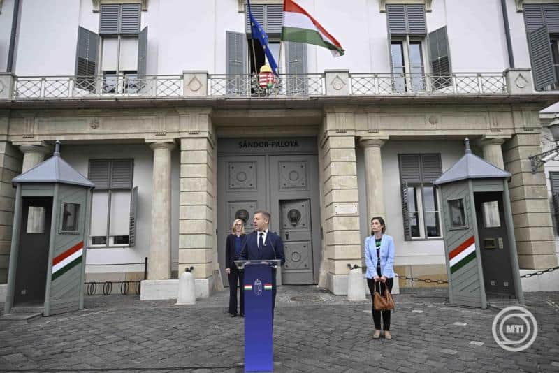Magyar politikusok sajtótájékoztatója az Országház előtt.