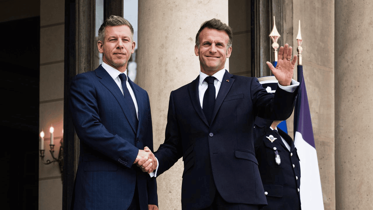 Magyar politikusok kezet fogva, hivatalos eseményen.